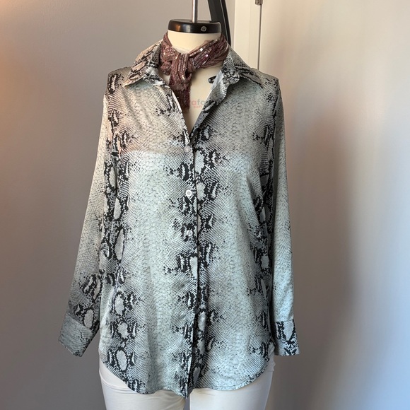 Missguided Tops - Missguided Snake Print Button-Down Shirt in Black and White